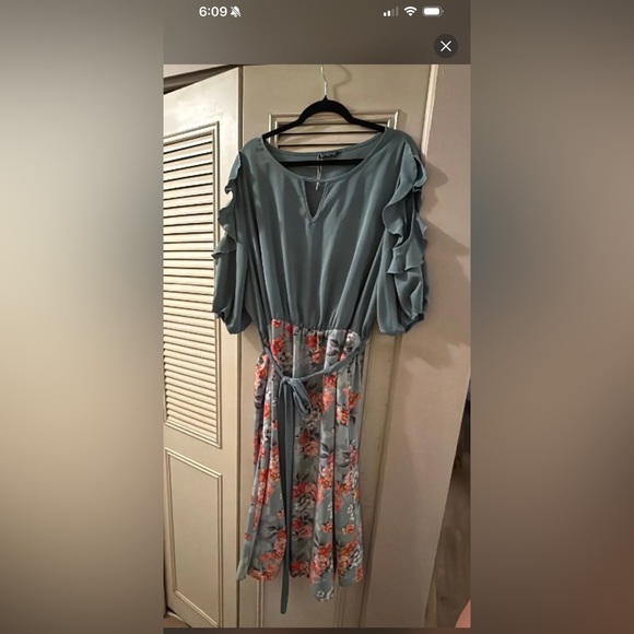 Dresses & Skirts - Bloomchic Cold Shoulder Dress